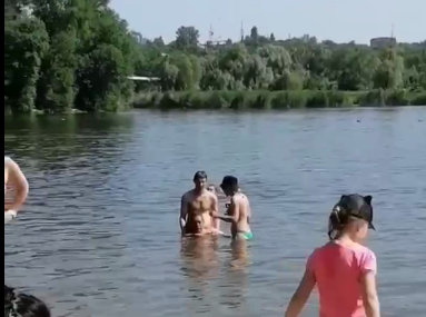 Опасное купание: Хмельная парочка рискует утонуть в Харькове (ВИДЕО)