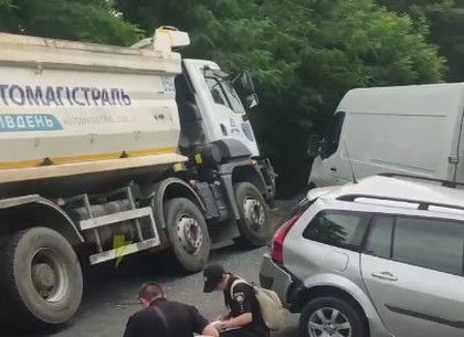 ДТП: Под Харьковом - жесткое столкновение грузовика и трех легковушек (ВИДЕО)