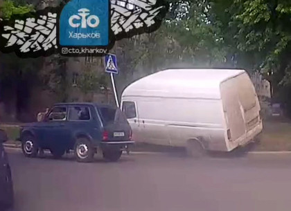 ДТП в Харькове: Вылетел с дороги и снес знак - момент аварии (ВИДЕО)