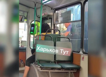 Дорожное хулиганство в Харькове: подрезал троллейбус и дебоширил (ВИДЕО)