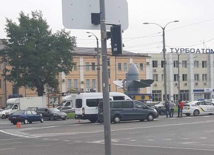 ДТП перед турбиной: в Харькове столкнулись микроавтобус и легковушка (Обновлено, ВИДЕО)