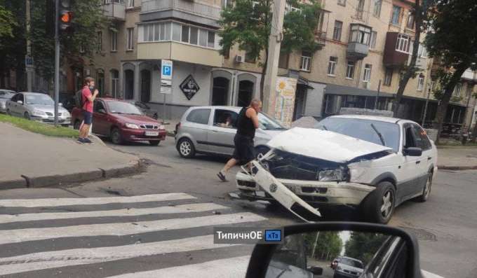 ДТП Харьков: на ХТЗ столкнулись три автомобиля