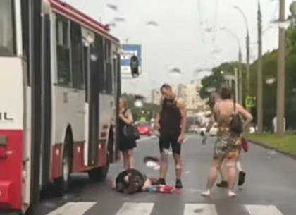 Женщина бросилась под троллейбус в Харькове (ВИДЕО)