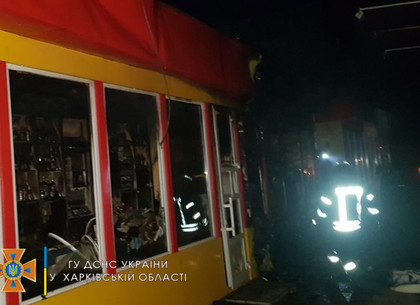 Ночью в Харькове горел продуктовый киоск известной сети (ВИДЕО, ФОТО)