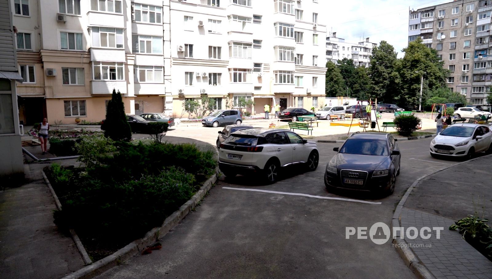 Новости Харькова: городские коммунальщики превращают дворы в парки
