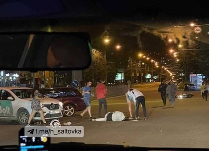 ДТП в Харькове: на Ботсаде мотоциклист головой ударился о такси (видео, фото)