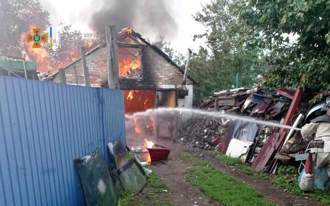Мерседес в гараже сгорел в селе под Харьковом
