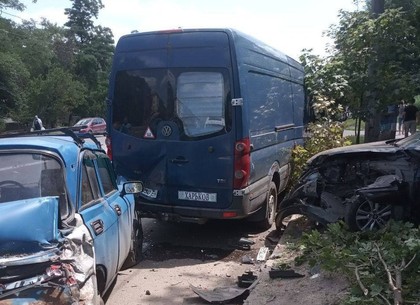 В Харькове водитель автомобиля протаранил припаркованные авто и сбил женщину на тротуаре (видео)