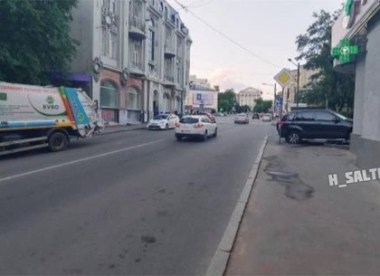 ДТП в Харькове: джип решил потягаться с мусоровозом и врезался в аптеку (видео, фото)