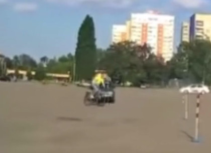 Опасные игры авто и велосипедиста на парковке в Харькове (видео)