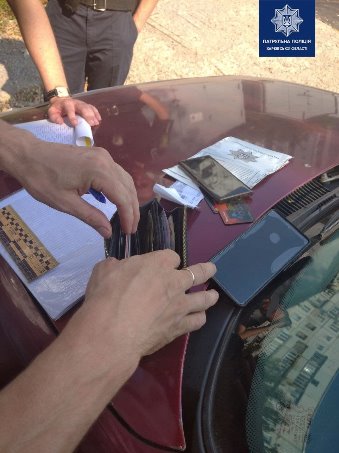 Краденные вещи обнаружили в остановленном на Полтавском Шляхе автомобиле