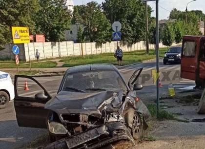 ДТП: В Харькове в аварии пострадали пять человек (видео, фото)