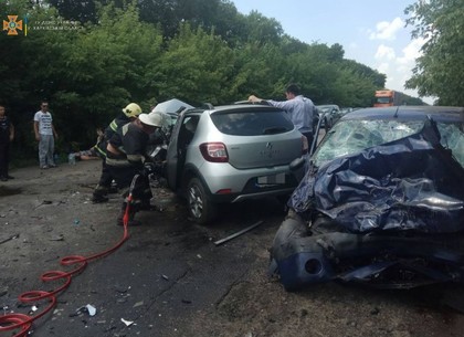 ДТП под Харьковом: жуткое месиво из машин, есть погибший (фото)