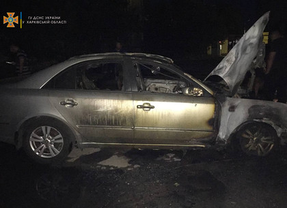 В спальном районе Харькова сгорело 2 автомобиля (фото, видео)