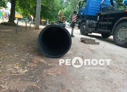 Во дворах Харькова меняют трубопровод