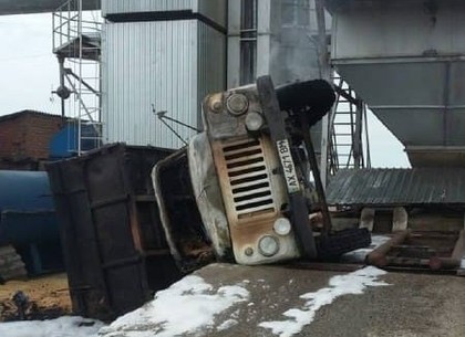 Смертельная авария под Харьковом: водитель погиб в охваченном пожаром грузовике (фото)