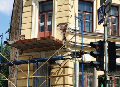 В Харькове реставрируют рухнувший балкон памятника архитектуры
