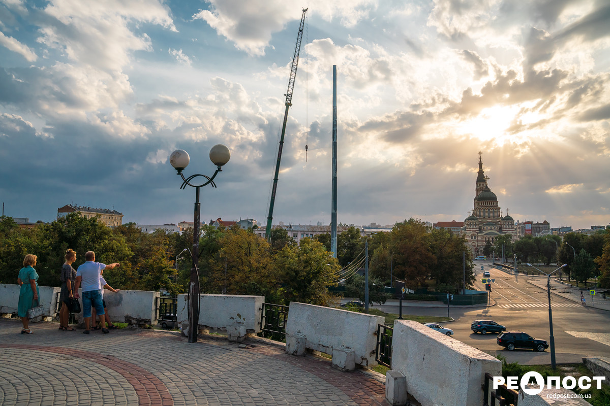 В Харькове устанавливают гигантский флагшток