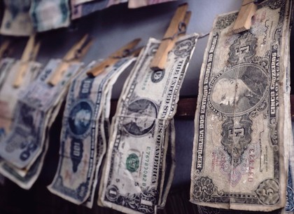 Обмен валют: Харьковчанам теперь сложнее сдать доллары