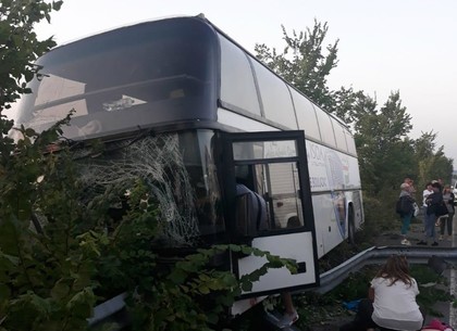 Возвращавшиеся с моря попали в ДТП: Под Харьковом автобус влетел в отбойник (фото)