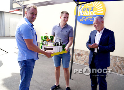 Торт в виде Харьковского зоопарка подарили Игорю Терехову на кондитерской фабрике