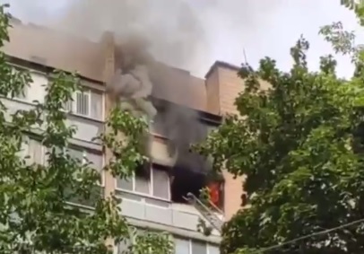 В Харькове горит квартира в многоэтажке (видео)