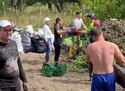 Вытащили тонны мусора: под Харьковом волонтеры вновь очищали реку Уды (видео)