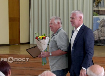 Ветераны Холодногорского и Новобаварского районов получили поздравления от руководства города