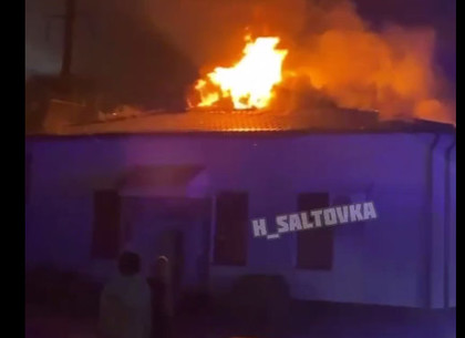 Сильный пожар на Леваде: В Харькове дождь и пожарные борются с пламенем (видео)