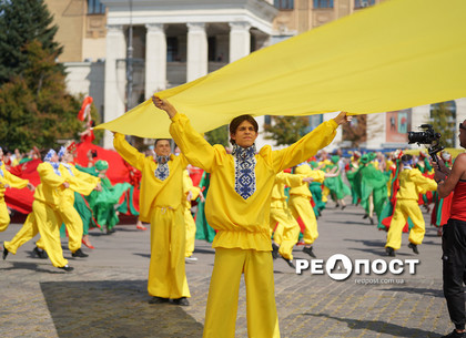 В Харькове провели масштабный танцевальный флешмоб 