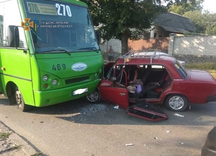 Лобовое ДТП в Харькове: легковушка врезалась в маршрутный автобус (видео, фото)