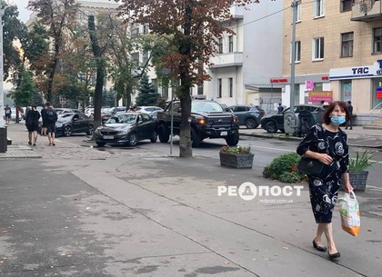 ДТП: в центре Харькова Toyota помяла Peugeot