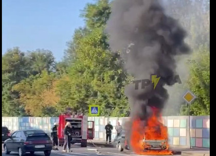 Взрыв машины и поджог: в Харькове сгорели два автомобиля (фото, видео)