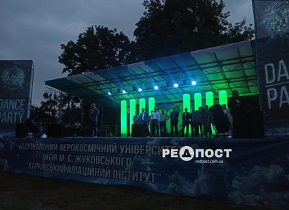 В Харьковском авиационном университете проходит вечеринка по случаю посвящения в студенты (фото)