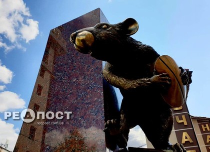 Первый в Украине памятник лабораторной крысе появился в Харькове (фото)