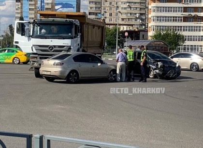 ДТП в Харькове: за полчаса на одном месте разбились две иномарки, а грузовик смял авто (фото, видео)