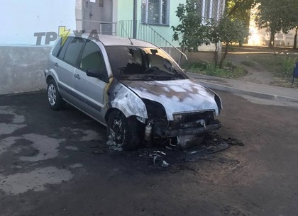 Ночью в спальном районе Харькова сгорел автомобиль (фото)