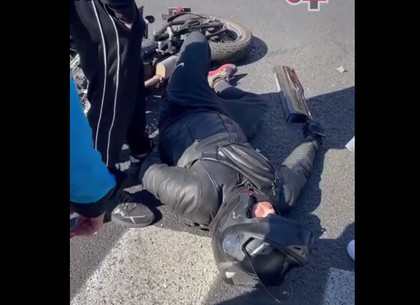 ДТП в Харькове: Сбил мотоциклиста и уехал, бросив пострадавшего (фото, видео)
