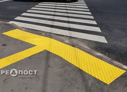 В Харькове на пешеходных переходах стали устанавливать тактильную плитку (фото)