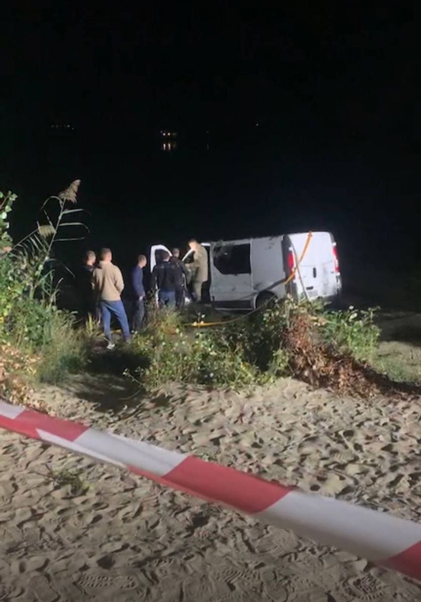 Мужчина и девушка утонули в микроавтобусе Renault Trafic на Безлюдовке