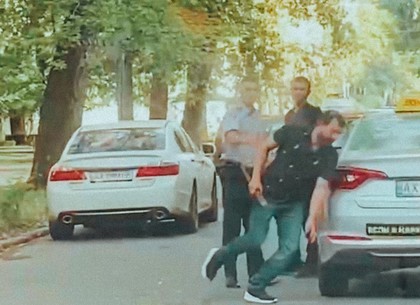 В Харькове автоспор перерос в драку: сотрудник полиции забрызгал газовым баллоном противника с битой (видео)