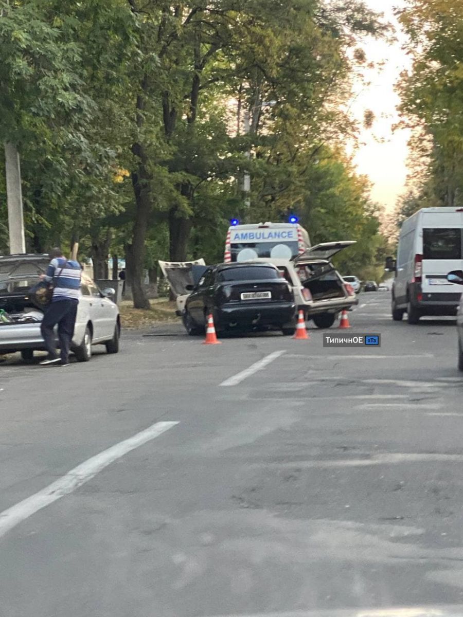 ДТП Харьков: Разбились два автомобиля на улице Момота 