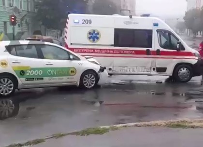 В Харькове таксист влетел в скорую помощь (видео)