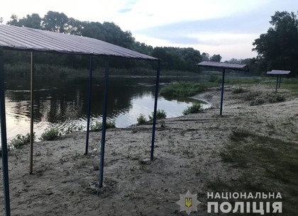 Оставила одного: четырехлетний ребенок утонул в реке под Харьковом (фото)