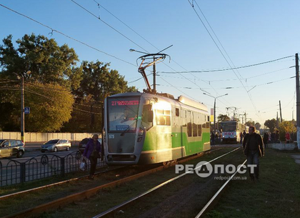 ДТП: В Харькове пешеход в наушниках попал под трамвай (фото)