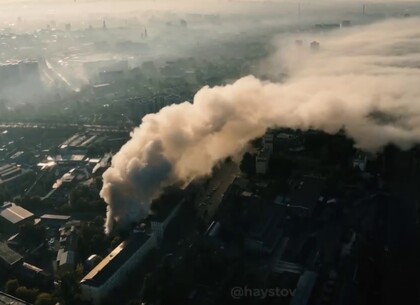 Крупный пожар и мощный столб дыма над Харьковом: сгорело СТО с автомобилями (фото, видео)