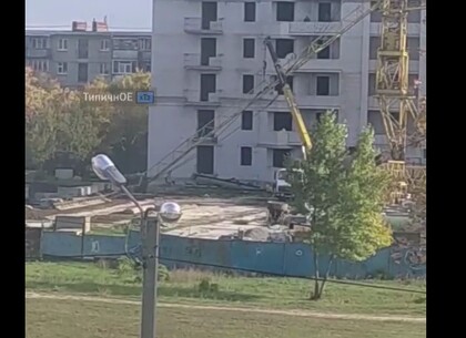 ЧП в Харькове: На ХТЗ упал строительный кран (видео)
