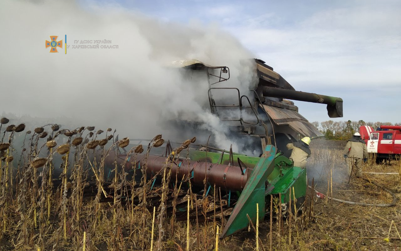 Пожар Харьков: комбайн загорелся во время уборки урожая