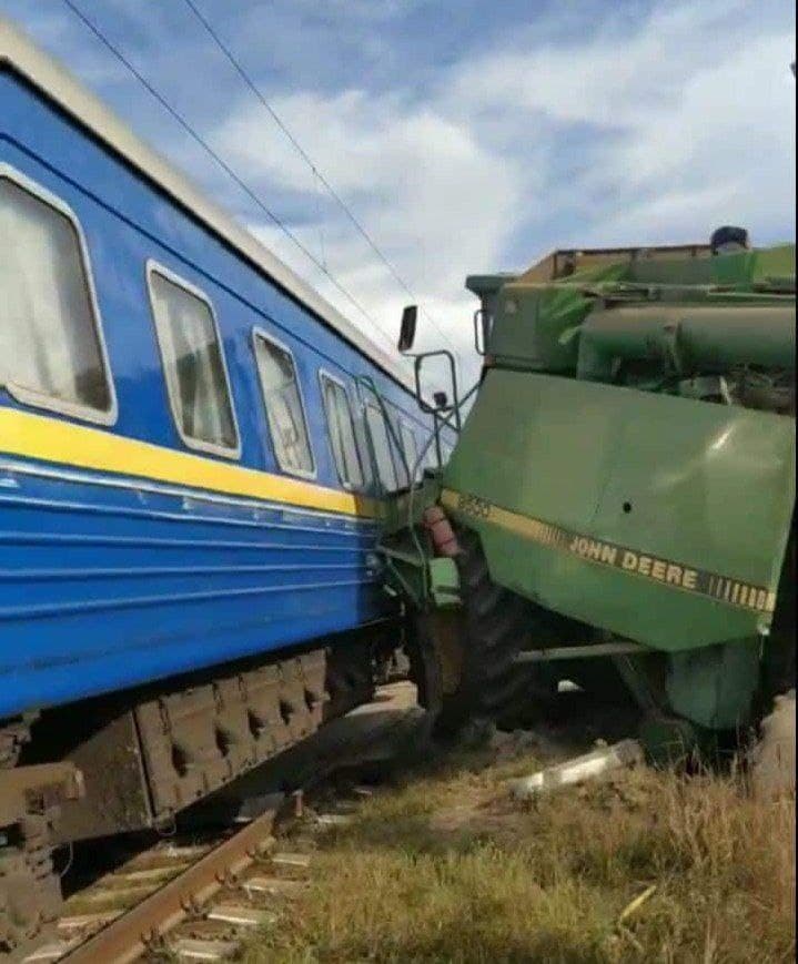 ДТП: Поезд врезался в комбайн на переезде