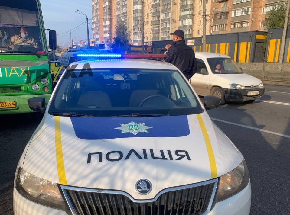 На Харьковщине водитель взял в заложники полицейского